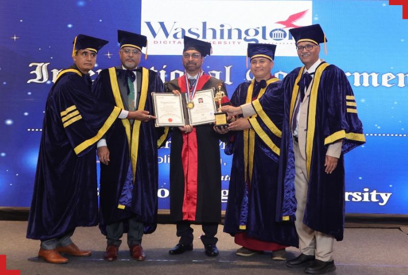 Munir-Khan-Receiving-Doctrate-Award